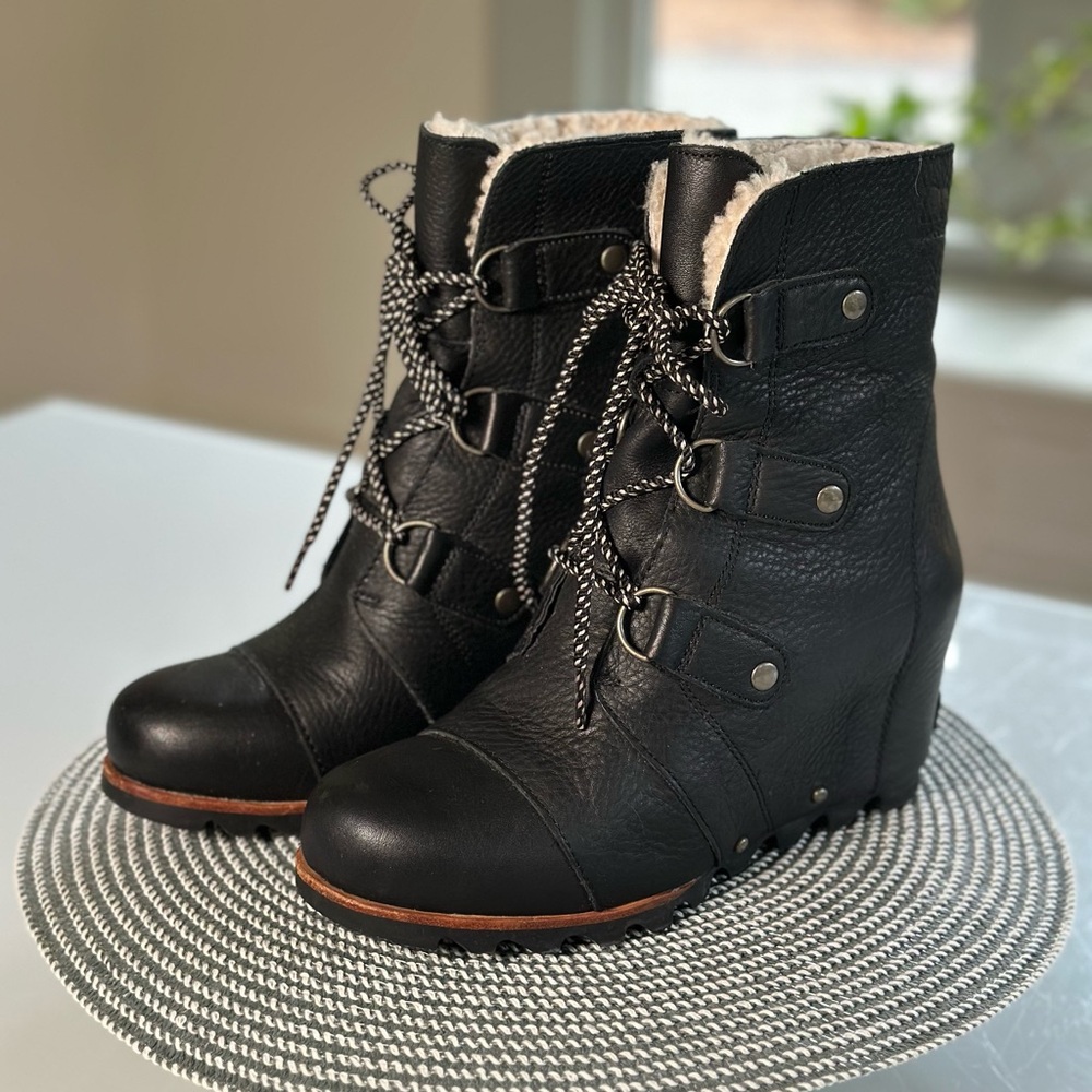 SOREL Black Leather and Fleece Waterproof Wedge Joan Of Arc Boots Size 9